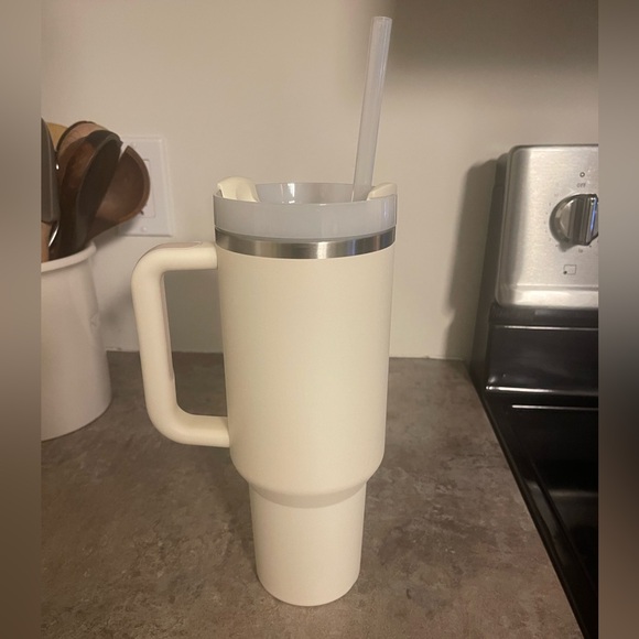 Stanley THE QUENCHER H2.0 FLOWSTATET™
TUMBLER | 40 OZ - Picture 3 of 3